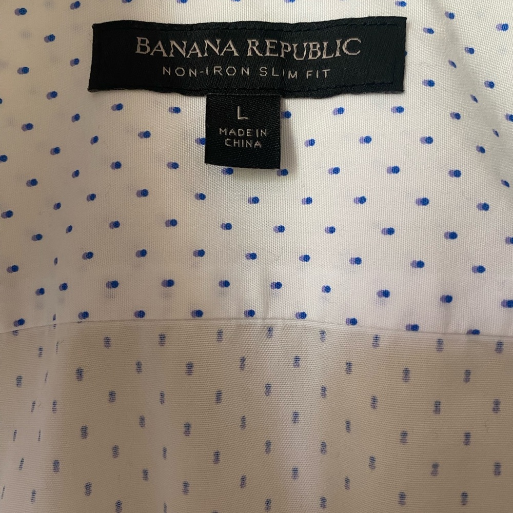 Banana Republic White and Blue Dress Shirt with Classic Pattern